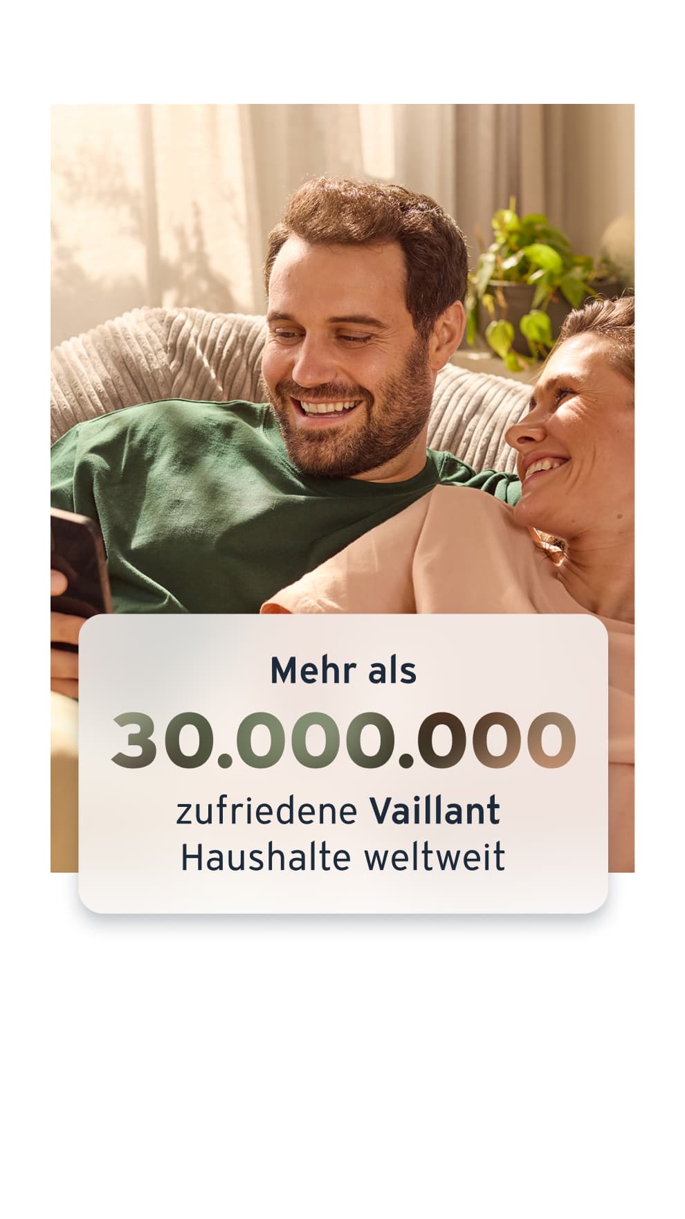 Ein Paar sitzt Arm in Arm auf einem gemütlichen Sofa. Davor ist eine Textbox eingeblendet mit dem Inhalt: Mehr als 30.000.000 zufriedene Vaillant Haushalte weltweit.
