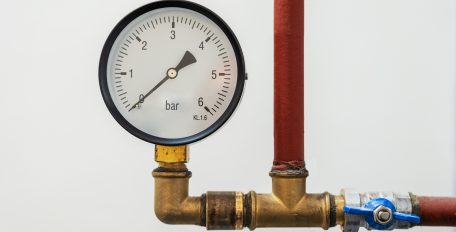 Detailansicht von Manometer und Rohrleitungen einer Heizungsanlage
