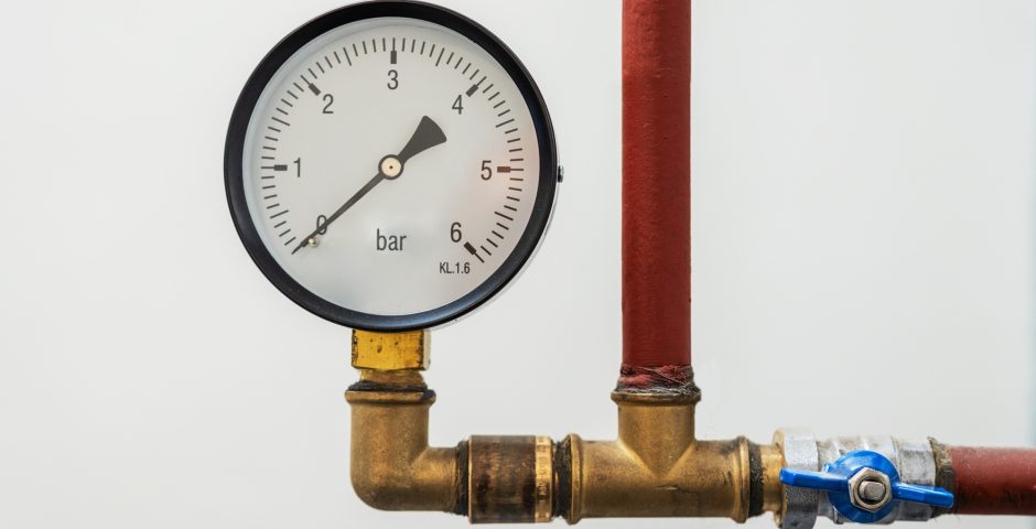 Detailansicht von Manometer und Rohrleitungen einer Heizungsanlage
