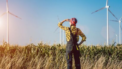 Frau vor Windrädern