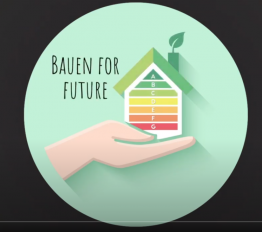 Ein rundes grünes Label zu Bauen for Future mit einer grafischen Hand, die ein Haus mit den aus bunten Linien aufgebauten Energieverbrauchsebenen A bis G zeigt.