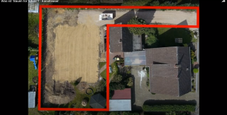 Luftaufnahme von einem Grundstück mit einem alten Haus, auf dem in Rot das Baugrundstück und die Zufahrt für einen Neubau markiert sind.