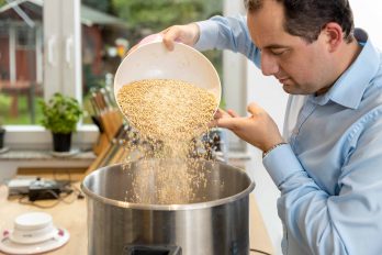 Harez Nursai beim Bierbrauen