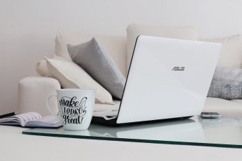 Laptop auf Couchtisch