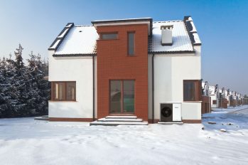 Haus mit Wärmepumpe im Winter