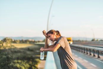 Frau mit Wasserflasche