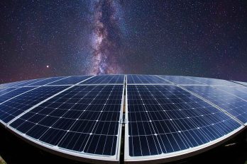 Photovoltaik Module und Sternenhimmel