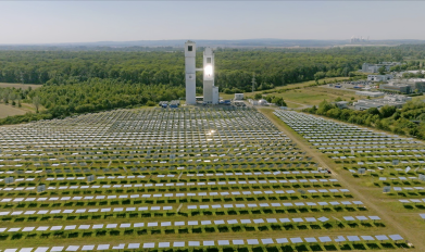 Solarturm und Spiegelfeld in Jülich beim DLR. Quelle: Synhelion