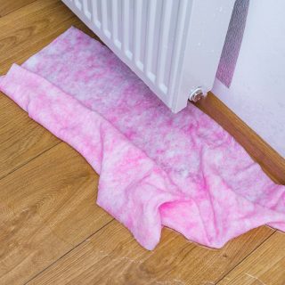 Lappen, der unter einem Heizkörper liegt