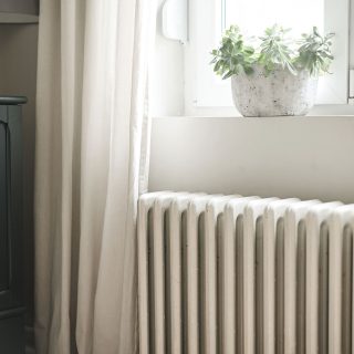 Bild eines Heizkörpers unter einem Fenster