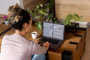 Frau recherchiert am Laptop