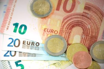 Euro-Scheine und Münzen