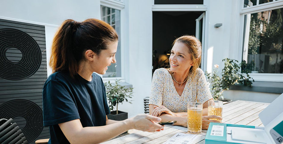 Zwei Frauen diskutieren am Tisch