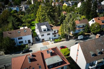 In einer Wohnsiedlung stehen sanierte oder unsanierte Ein- und Zweifamilienhäuser neben Mehrfamilienhäusern.