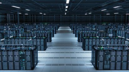 Ein großes, modernes Rechenzentrum mit zahlreichen Server-Racks, die in Reihen angeordnet sind.