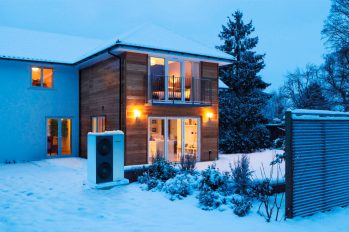Wärmepumpe im Schnee