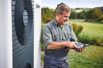 Fachhandwerker installiert Wärmepumpe