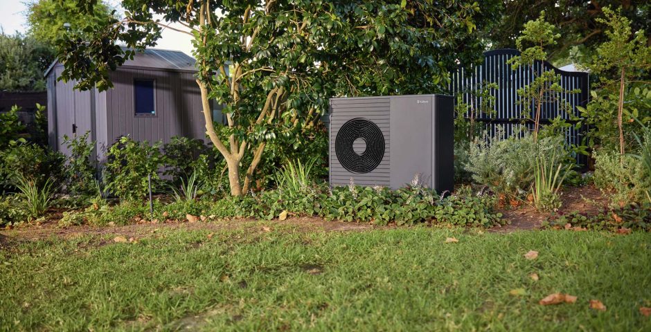 Schwarzgraue Vaillant Wärmepumpe im Garten