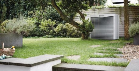 Außeneinheit Wärmepumpe im Garten