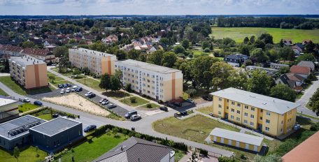 Bild einer städtischen Wohnsiedlung mit Ein- und Mehrfamilienhäusern.