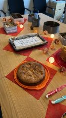 dekorierter Tisch mit selbst gebackenen Kuchen