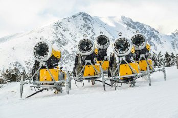 Schneekanonen am Berg