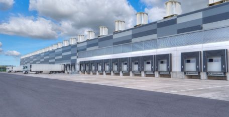 Bild von einer Fabrik mit LKW-Verladeflächen