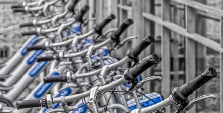 Nahaufnahm von mehrere Fahrrädern an Verleihstation