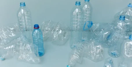 Mehrere Plastikflaschen vor einem hellen Hintergrund