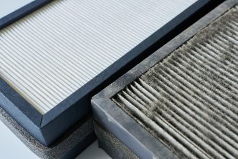 Vergleich von neuem und verschmutztem Luftfilter – sauberer weißer Luftfilter neben stark verstaubtem, grauem Filterelement, Symbolbild für Luftreinhaltung, Filterwechsel und Wartung von Klimaanlagen oder Lüftungssystemen.