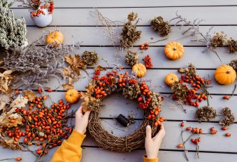 Person beim Basteln eines Herbstkranzes