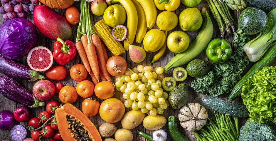 Buntes Obst und Gemüse, angeordnet in den Regebogenfarben