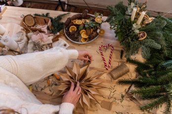 Person beim Basteln eines Weihnachtssterns