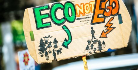 Ein buntes Plakat mit der Aufschrift "Eco not Ego"