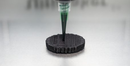 Eine 3D-gedruckte Pilz-Elektrode in Nahaufnahme