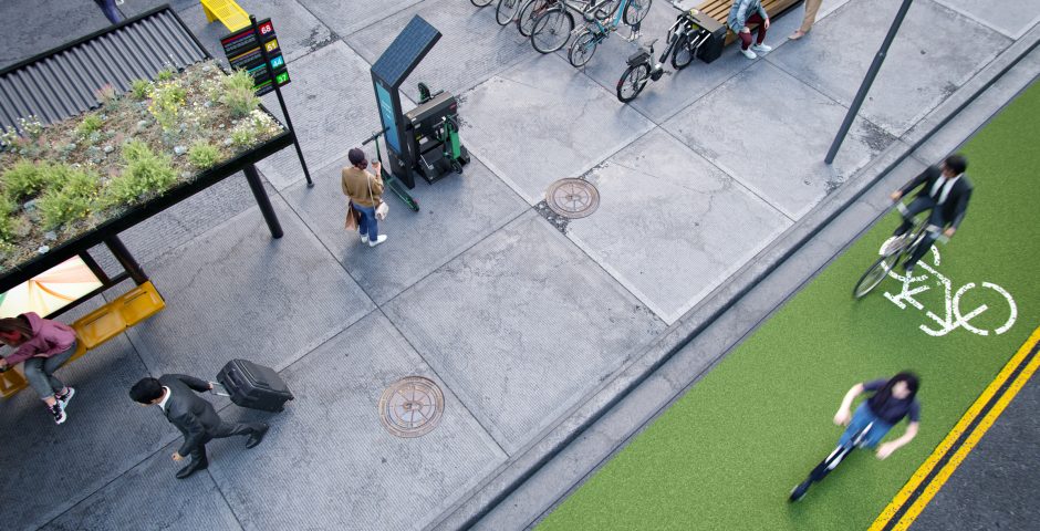 Aufnahme aus der Vogelperspektive einer nachhaltigen Stadt mit Elektrofahrzeugen und öffentlichen Verkehrsmitteln