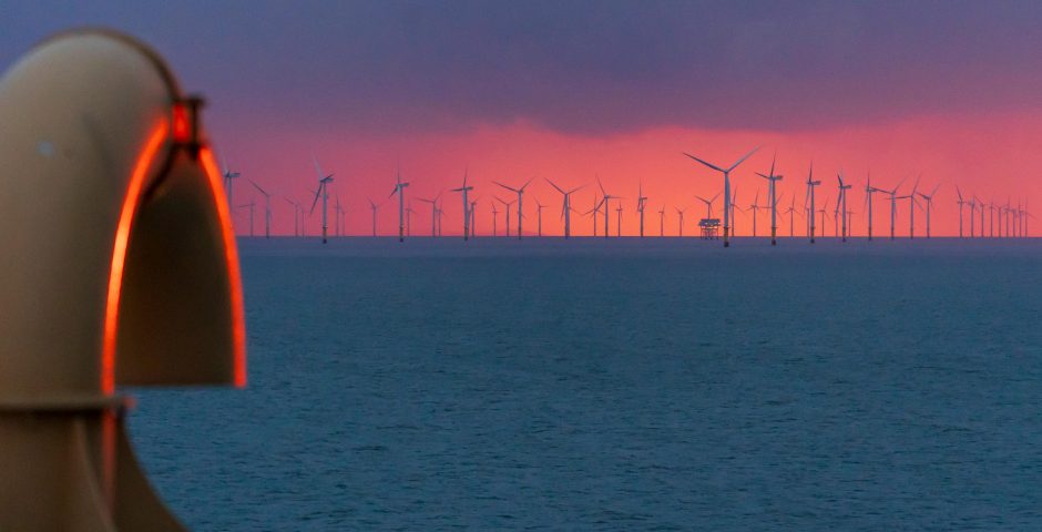 Blick auf einen Offshore-Windpark im Sonnenuntergang