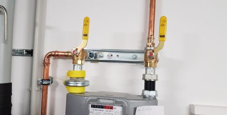 Das Bild zeigt den Anschluss eines Gaszählers mit Absperrarmaturen