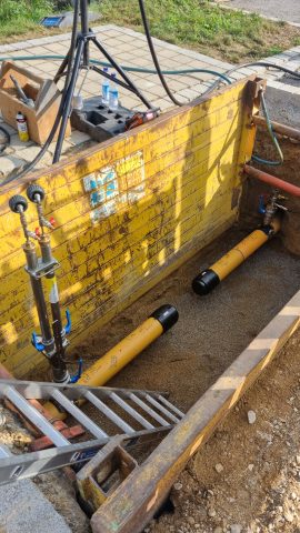 Das Bild zeigt eine unterbrochene Gasversorgungsleitung in einer Straße