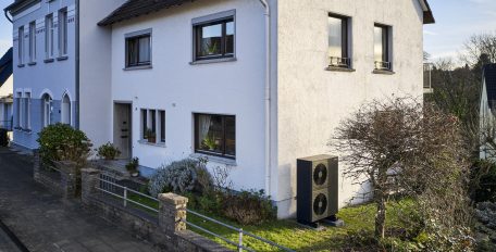 Das Bild zeigt eine Altbau-Haushälfte aus den 50er-Jahren in Solingen mit einer Wärmepumpe
