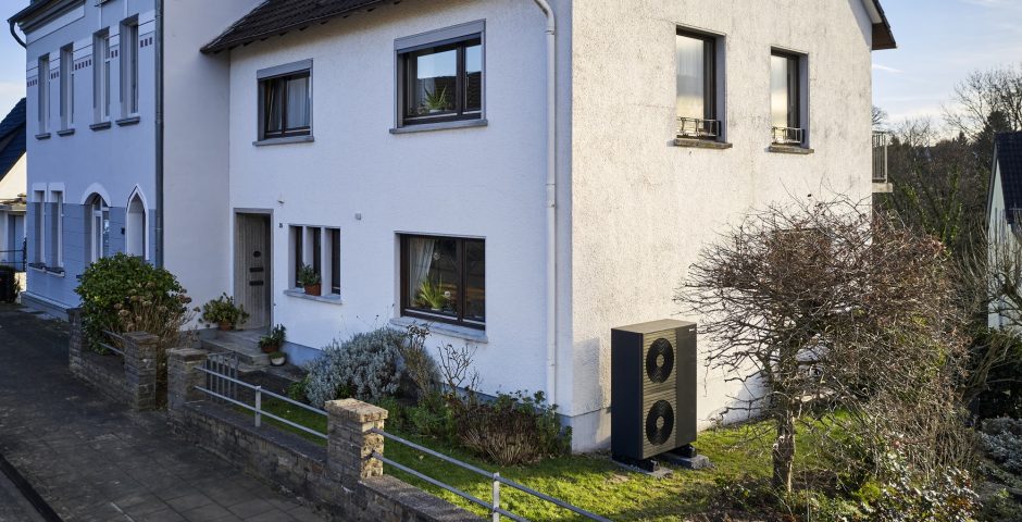 Das Bild zeigt eine Altbau-Haushälfte aus den 50er-Jahren in Solingen mit einer Wärmepumpe