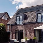 Die Rückansicht eines Einfamilienhauses mit PV-Modulen auf dem Dach