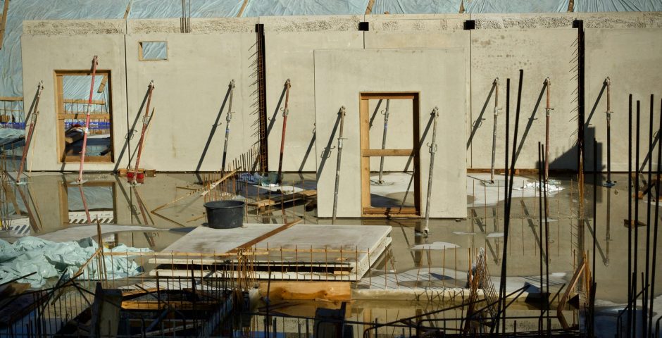 Eine Rohbau-Baustelle mit einzelnen Betonelementen und Gittermatten.