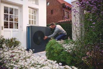 Vor einem älteren Wohnhaus ist eine Vaillant Wärmepumpe aroTHERM pro aufgebaut.