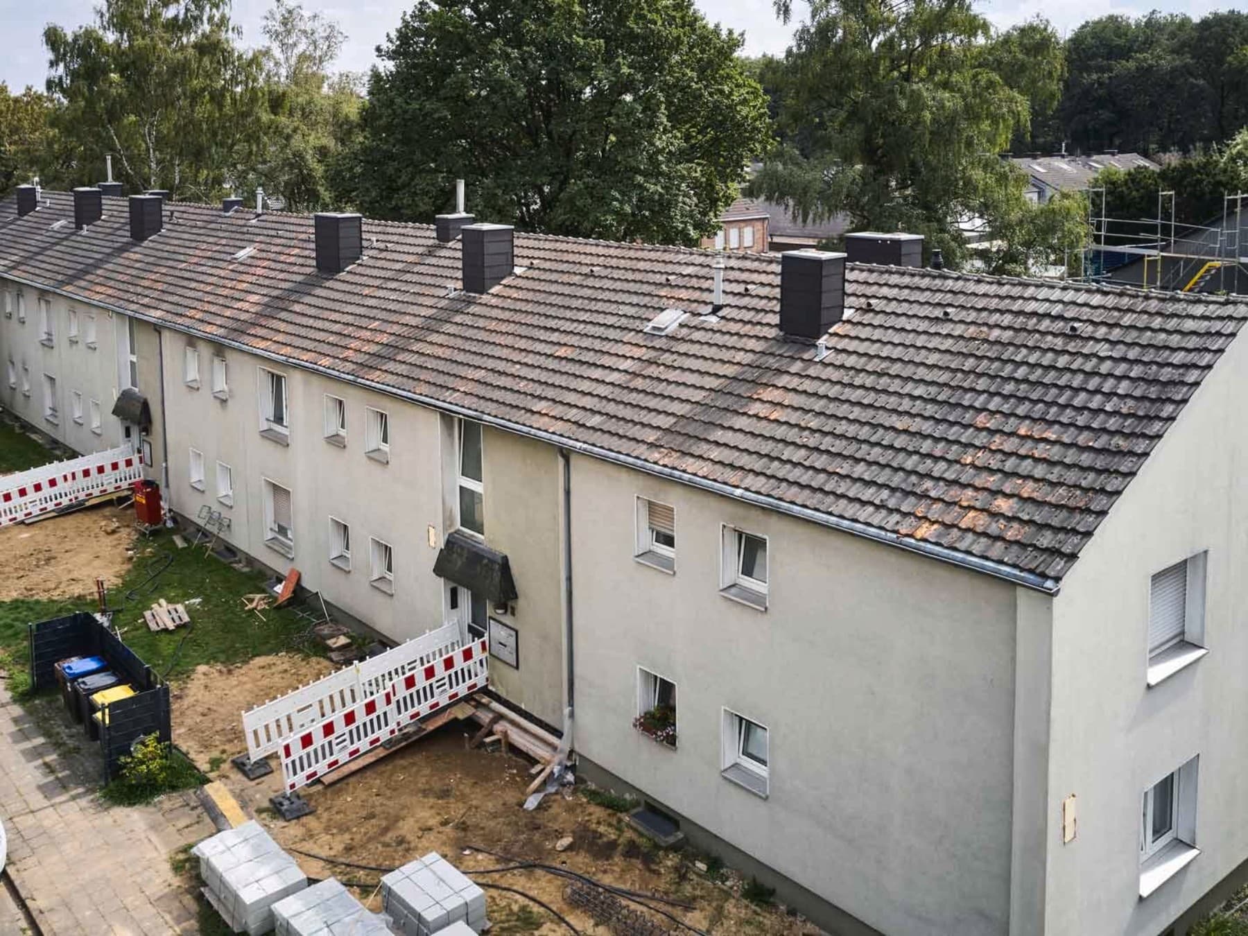 Frontansicht der Häuser vor der Sanierung