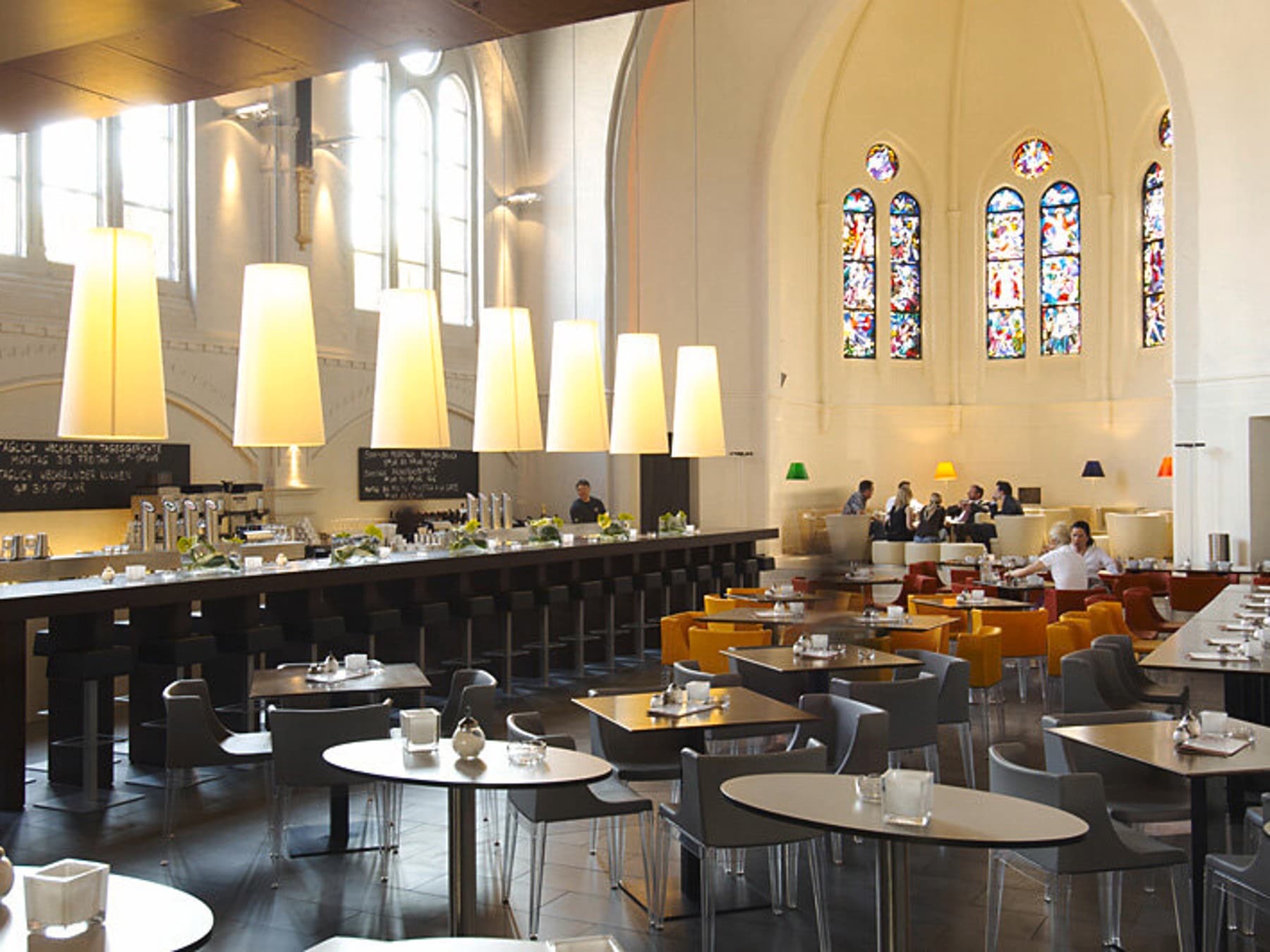 Innenansicht eines Cafés in einer Kirche