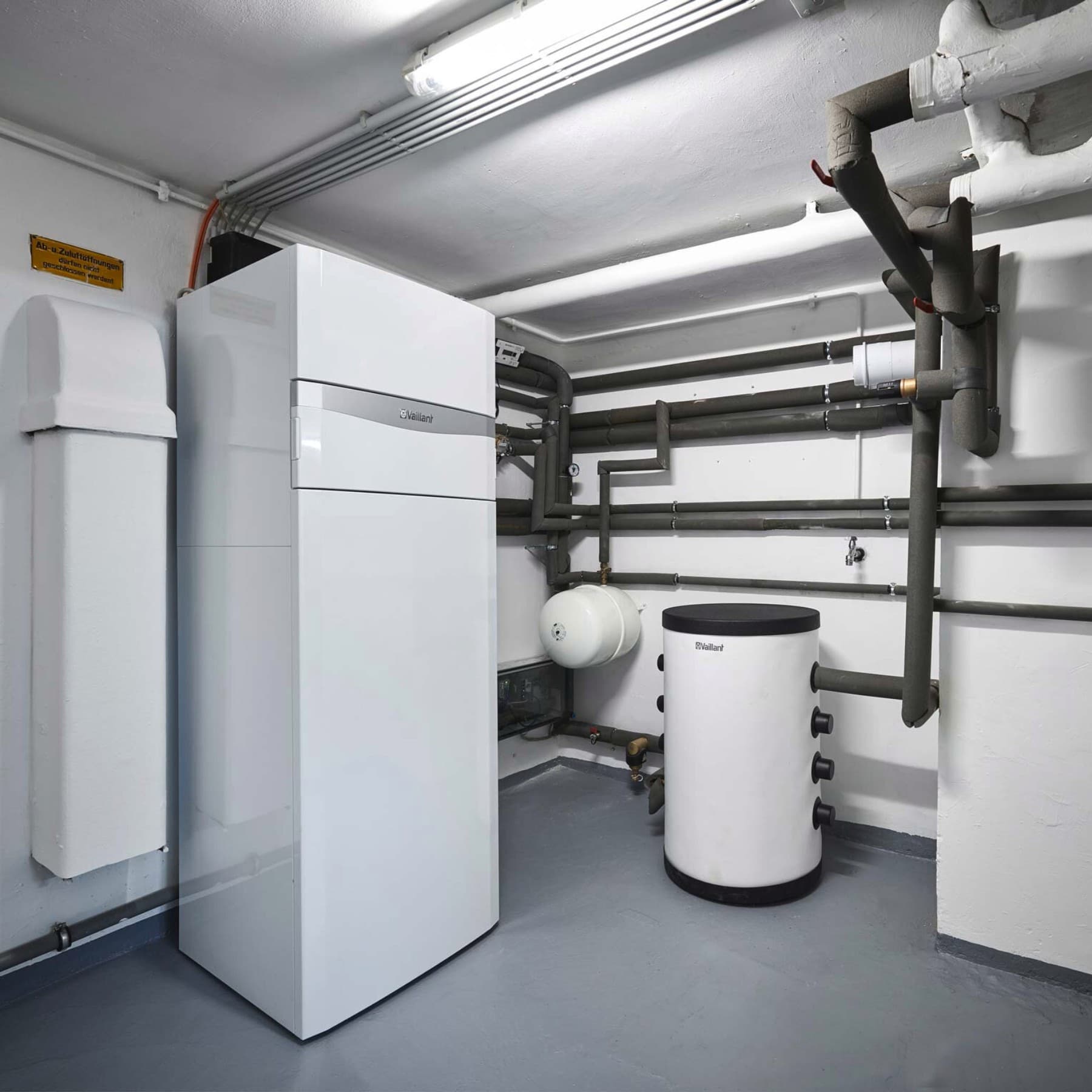 Heizungsraum mit mehreren Vaillant Geräten