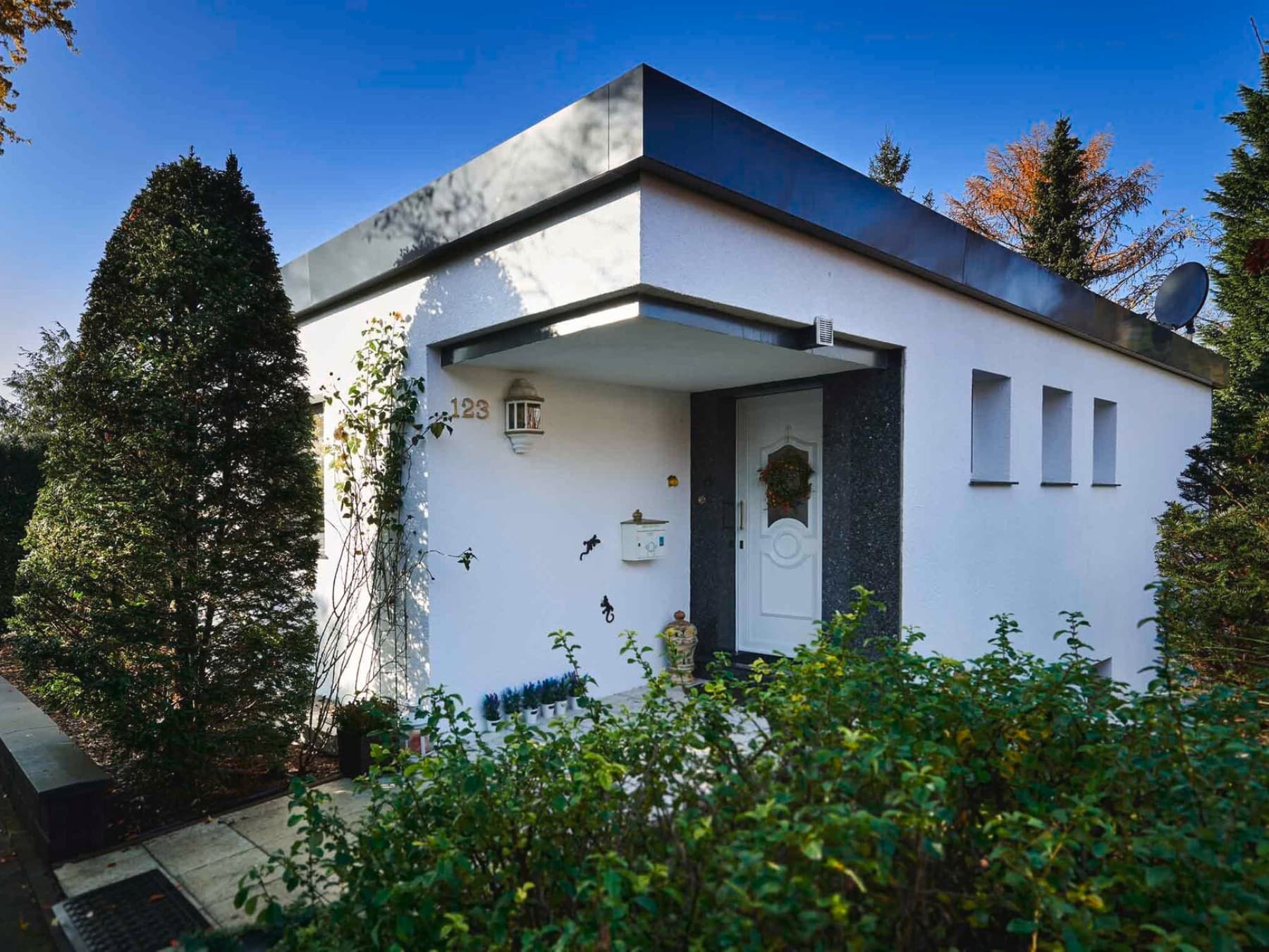 Frontansicht eines Flachdachbungalows