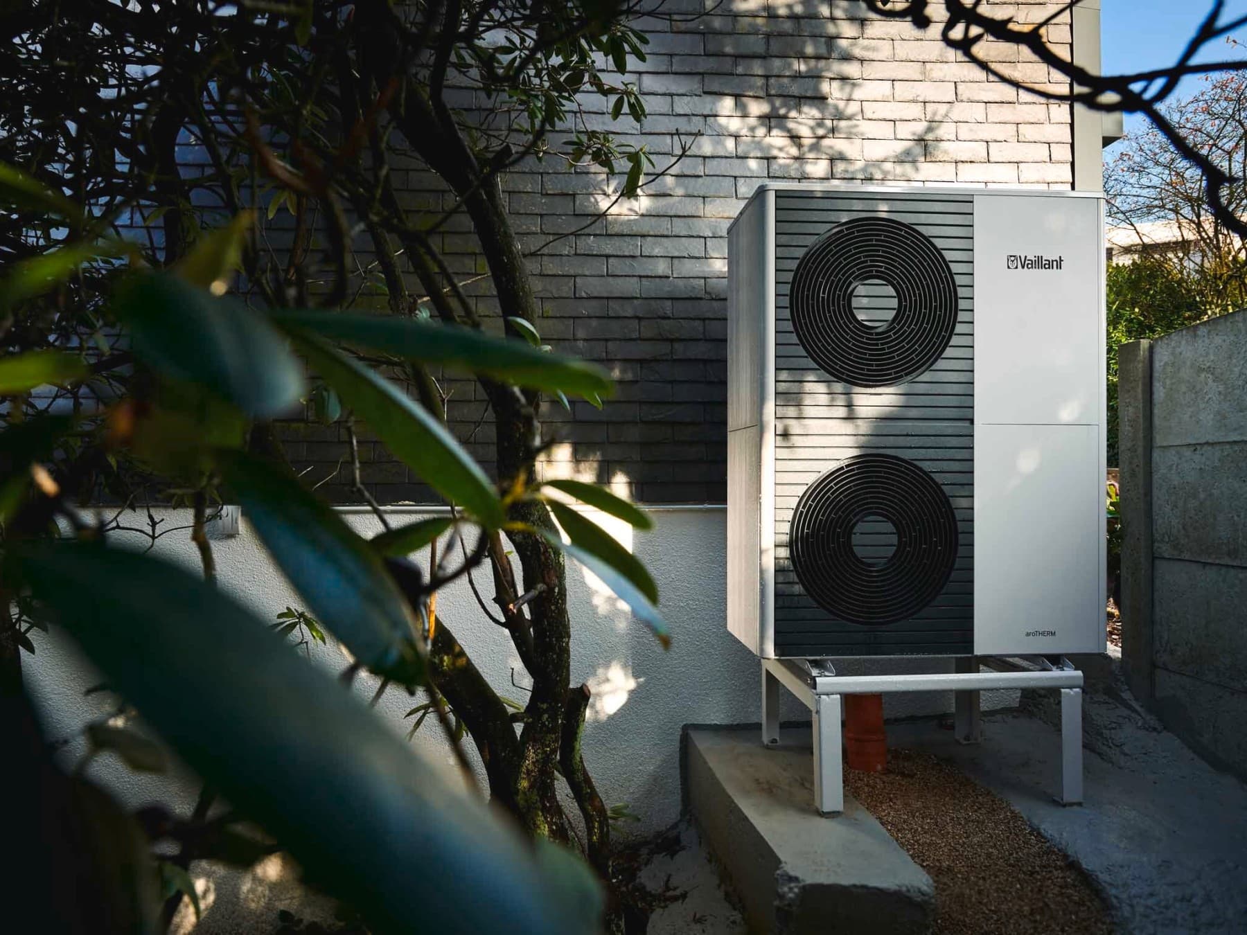 Frontalansicht der Wärmepumpen Außeneinheit