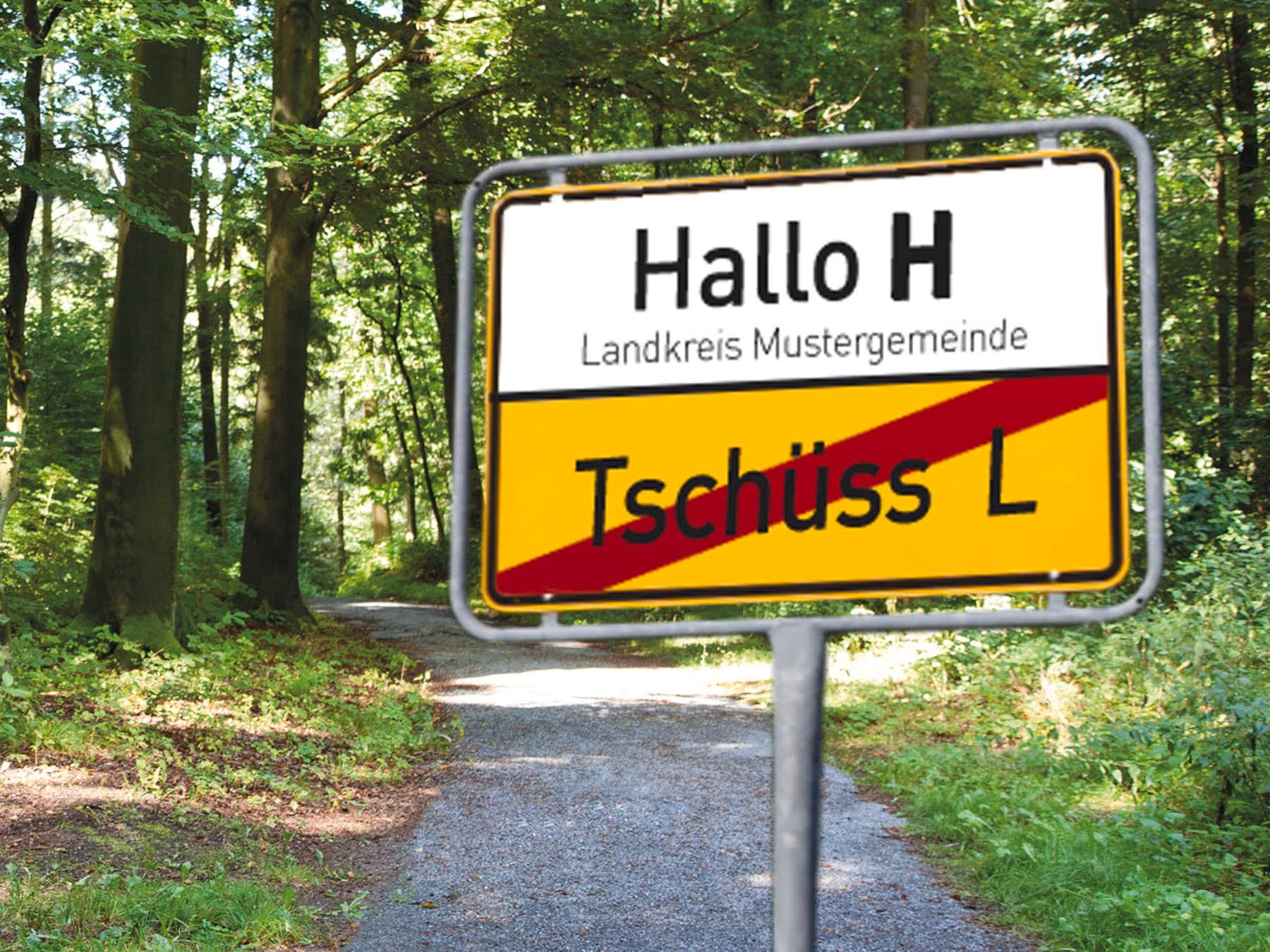 An einer Waldweggabelung ist ein Ortsschild zu sehen mit der Aufschrift Hallo H und Tschüss L